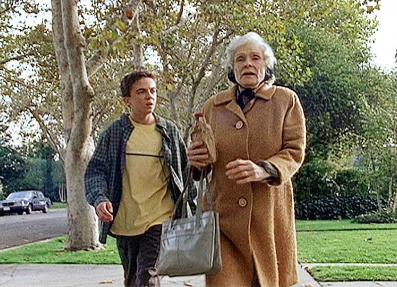Malcolm (Frankie Muniz) versucht, sich während eines Spaziergangs mit seiner Großmutter Ida (Cloris Leachman) auszusprechen. – Bild: ORF