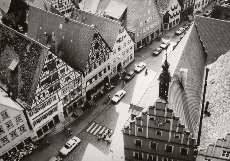 Weite Anfahrtswege konnte man sich zu Zeiten des Mittelalters nicht leisten. Der Weg zum Erwerb der täglichen Nahrung, zu Gärten und zu den Feldern durfte nicht länger als ein Fußmarsch sein. Am Beispiel von Dinkelsbühl werden die Grundregeln des mittelalterlichen Städtebaus erläutert. – Bild: BR/​Dieter Wieland