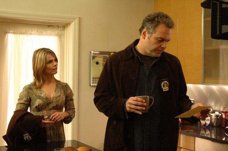 L-R: Detective Alexandra Eames (Kathryn Erbe), Detective Robert Goren (Vincent D’Onofrio) – Bild: NBC Universal, Inc. /​ UNIVERSAL CHANNEL