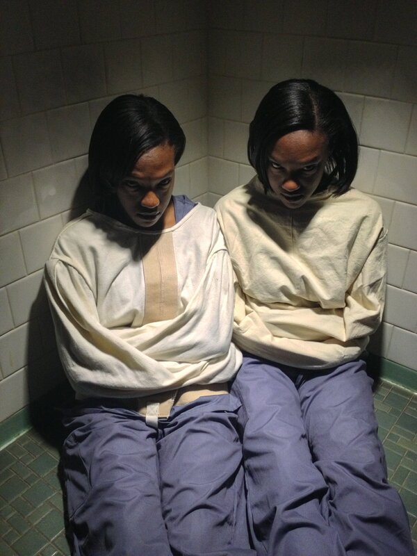 The Gibbons twins sitting in straightjackets. – Bild: Discovery Communications, LLC. Lizenzbild frei