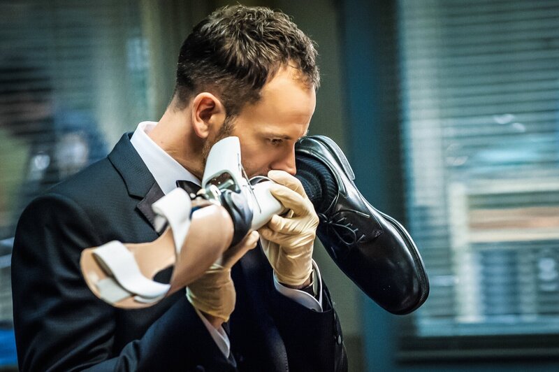 Er schreckt vor nichts zurück: Um Hinweise zu bekommen, schnuppert Sherlock Holmes (Jonny Lee Miller) auch schon mal an der Prothese eines Verdächtigen … – Bild: CBS Television Lizenzbild frei