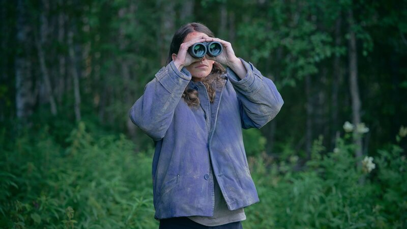 Kat (Eliot Sumner) beobachtet aus der Ferne einen Polizeieinsatz. – Bild: ZDF und Robert Eldrim