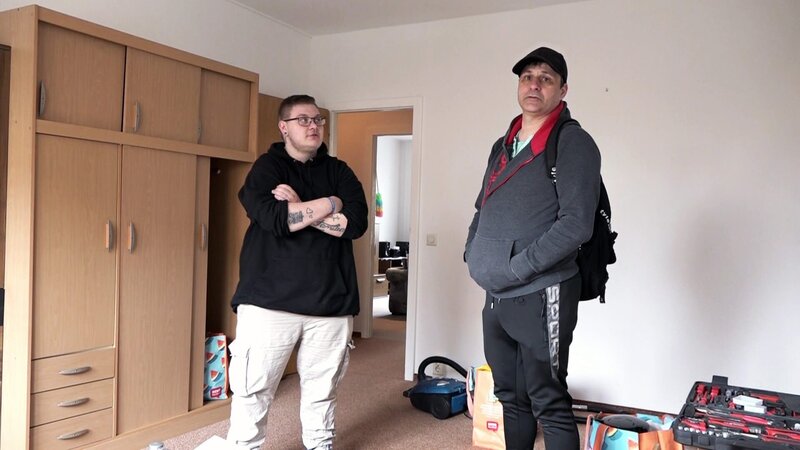 Damians neue Wohnung wird Schritt für Schritt wohnlicher. Kumpel Carsten hat eine gebrauchte Couch für den 26-Jährigen aufgetan. Aber passt die auch in den Wohnraum der Zweizimmerwohnung? – Bild: RTLZWEI, UFA SHOW & FACTUAL