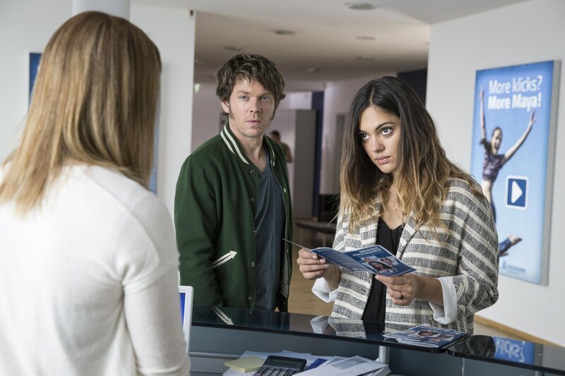 Tom Kowalski (Steffen Schroeder) und Olivia Fareedi (Nilam Farooq) ermitteln nach dem Tod einer jungen Youtuberin in einer Medienfirma. – Bild: ZDF