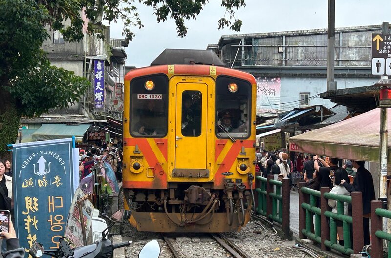Bahn-Impression in Taiwan: Die Pingxi-Line führt mitten durch Shifen – der Zug wir hier zum Star. – Bild: SWR/​Alexander Schweitzer