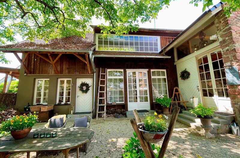 SWR STELZEN, SILO & SCHWARZWALDBLICK – FERIEN MAL ANDERS!, am Freitag um 19:00 Uhr im SWR. Mitten in Buchholz bei Waldkirch: Schwarzwaldschick pur für Feriengäste in „Annas Orangerie & Scheune“. Die einst abbruchreife Scheune wurde aufwendig restauriert zu einer Art Luxus-Cottage mit uriger Wohnküche. – Bild: SWR