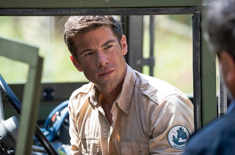 Karl (Matthias Brenner) hofft, dass Jonas (Philipp Danne, li.) seiner Mutter und ihm verzeihen kann. – Bild: MDR/​ndF/​Tom Schulze