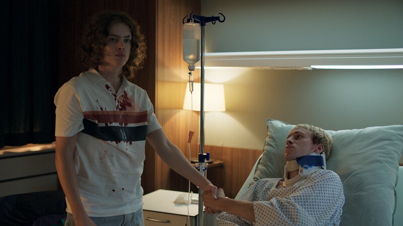 Nach einem Autounfall plagt Dillon (Manuel Santos Gelke, l.) das schlechte Gewissen. Sein Bruder Gordon (Anselm Haderer, r.) fordert das Versprechen ein, über den Unfallhergang zu schweigen. – Bild: ZDF und X Filme/​Julia Jalnasow