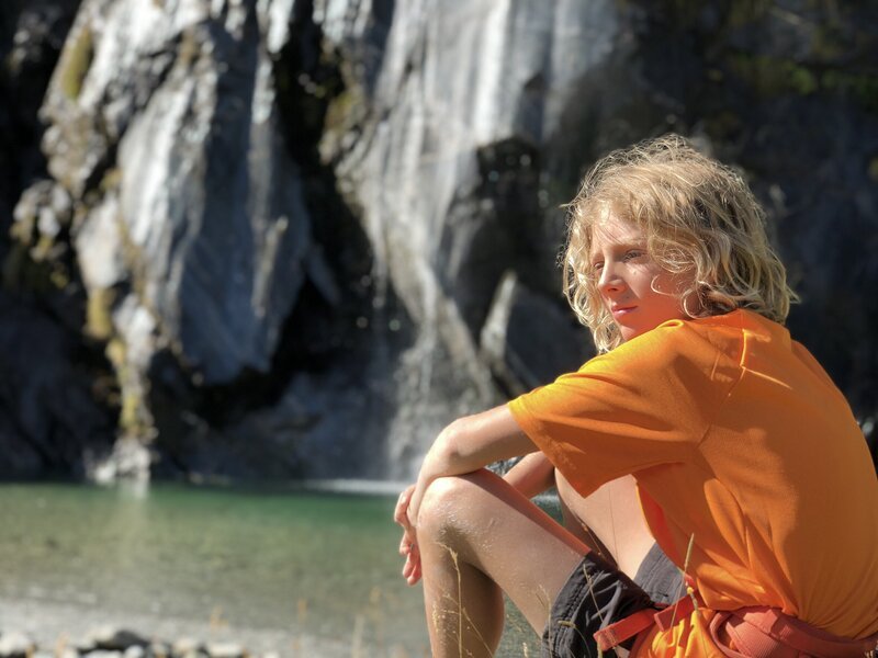 Nat beim Klettern am Wasserfall – Bild: hr/​Timeline Film+TV