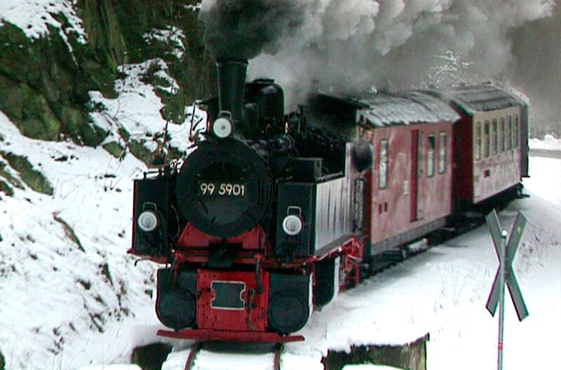 Ein Personenzug gezogen von der Lok 995901. – Bild: SWR