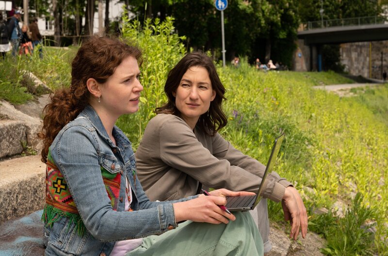 Von links: Mia Bader (Nadja Sabersky) und Frederike Bader (Marie Leuenberger). – Bild: ORF/​Degeto/​BR/​ Hager Moss Film/​Bernd Schuller