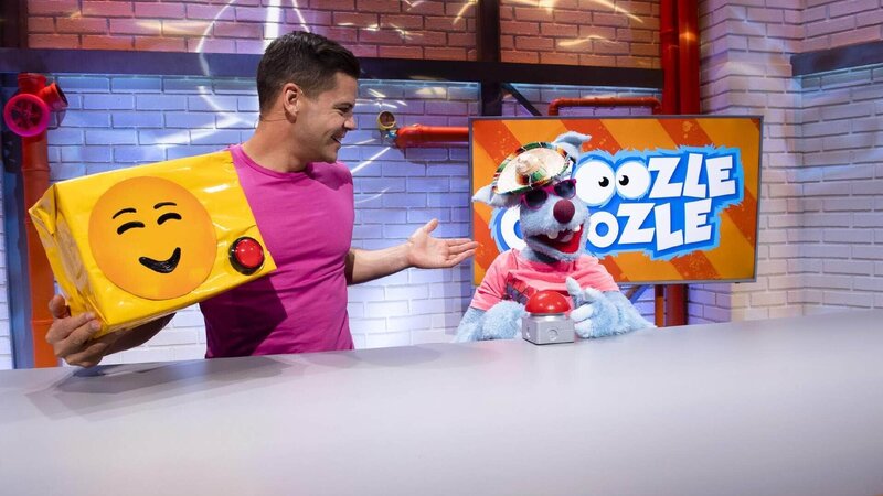 Woozle (re.) möchte eine umweltfreundliche Kreuzfahrt auf dem blauen Meer von Woozlingen anbieten. Doch während Simón (li.) sich auf einen entspannten Urlaub freut, hat Woozle eine ganz andere Vorstellung von der Kreuzfahrt. – Bild: Annette Etges/​SUPER RTL