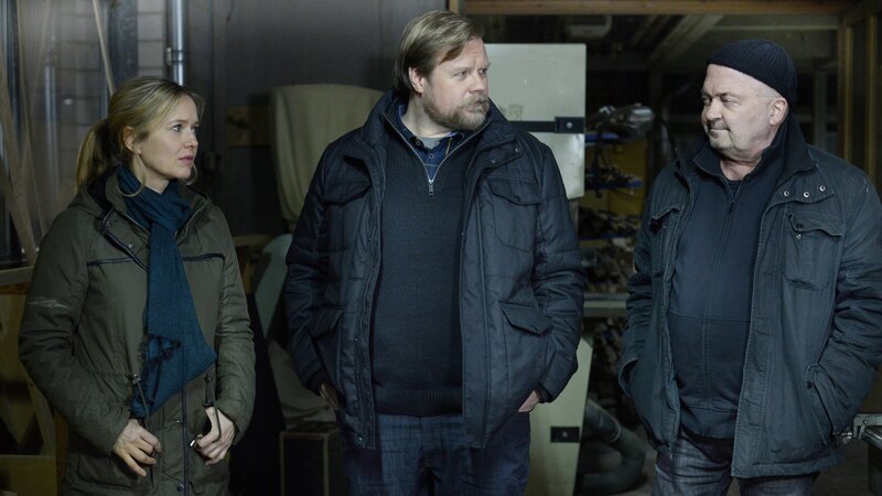 Linett (Stefanie Stappenbeck, l.) und Otto (Florian Martens, r.) sind Alexander Behrens (Michael A. Grimm, M.) auf die Schliche gekommen. Er hat auch etwas zu verbergen. – Bild: ZDF und Katrin Knoke
