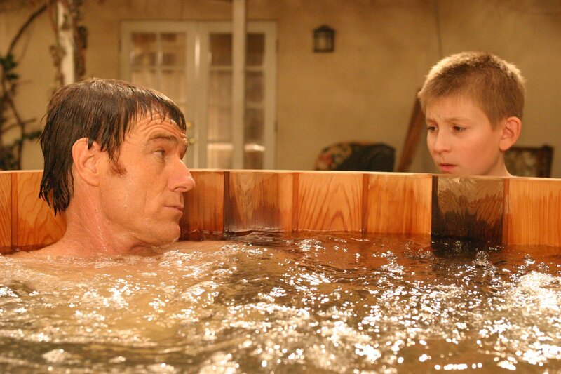 Auf eigene Faust kauft Hal (Bryan Cranston, l.) einen Whirlpool. Dewey (Eric Per Sullivan, r.) findet diese Idee nur mehr als gut … – Bild: ViacomCBS