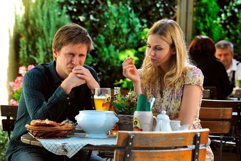 Bayerisches Fernsehen DAHOAM IS DAHOAM, FOLGE 992, „Ein echter Lansinger Held“, am Dienstag um 19:45 Uhr. Caro versucht, Ludwig aufzumuntern. Von links: Ludwig Brunner (Martin Wenzl) und Caroline Ertl (Teresa Rizos). – Bild: BR/​Marco Orlando Pichler