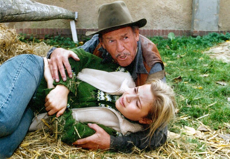 Katharina Preissler (Sabrina Rattey) ist von ihrem wildgewordenen Pferd gestürzt. Wird der ‚Pferdeflüsterer‘ Anton (Herbert Köfer) ihr helfen können? – Bild: MDR/​Laue