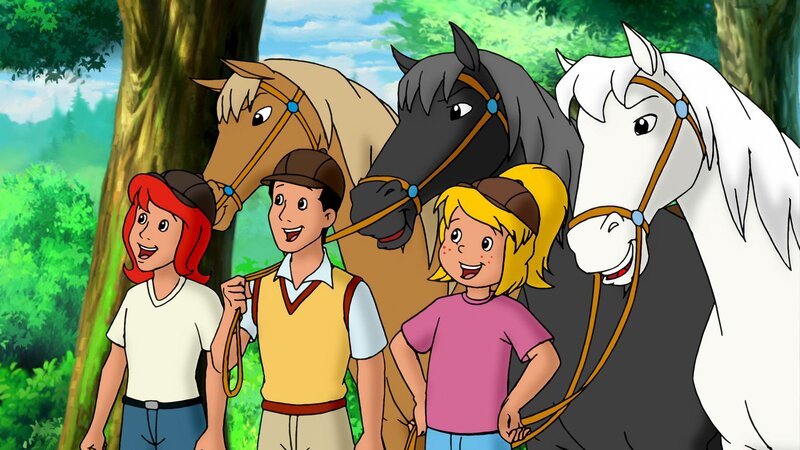 Bibi (r.), Tina (l.) und Alex (M.) haben die Pferde des Grafen gerettet. – Bild: ZDF/​Kiddinx – Berlin