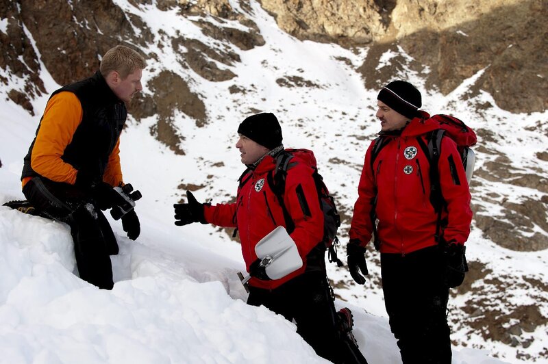 Andreas (Martin Gruber, l.), Toni (Martin Klempnow, M.) und Tobi (Markus Brandl, r.) müssen den Gramin-Gletscher wegen Lawinengefahr absperren. – Bild: ZDF und Thomas R. Schumann