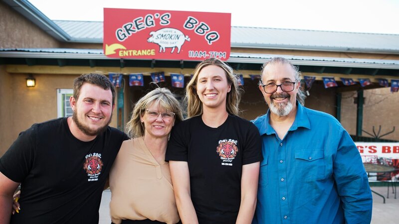 The Spragg family. Mike (son/​chef), Carin (owner/​Greg’s wife), Victoria (daughter/​server), and Greg (owner) stand outside of Greg’s BBQ in Belen, NM, as seen on Restaurant: Impossible, Season 20. – Bild: TLC (DEUT)