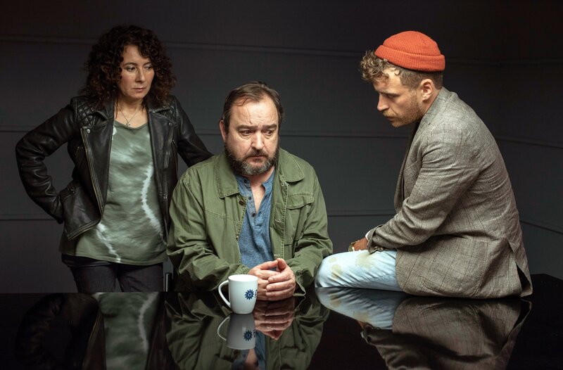 Friedrich von Lüdersdorf (Frank Thomé, M.) kann den Schein des Reichtums nicht länger wahren: Harry Möller (Maria Ketikidou, l.) und Nils Sanchez (Enrique Fiß, r.) haben den Ex-Börsenmakler enttarnt. – Bild: ARD/​Thorsten Jander