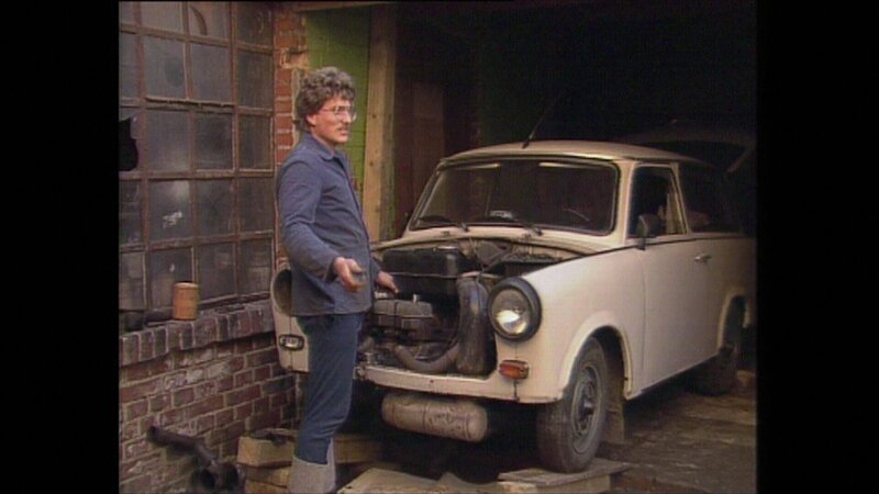 Der Trabant 601, gebaut in Zwickau und im Volksmund liebevoll „Trabi“ genannt, war der Volks-Wagen der DDR. Wer einen haben wollte, musste 14 Jahre warten. Im Bild: einem Mann ist sein Wagen bei einer Fahrt kaputtgegangen; jetzt fehlen ihm Ersatzteile für die Reparatur. – Bild: NDR, BR