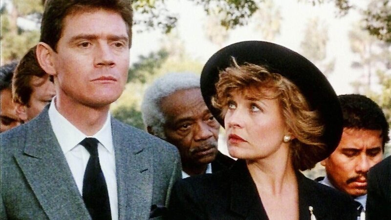 Eliot Blake (Anthony Andrews) und Paula Hull (Karen Austin) arbeiten in einem parapsychologischen Institut. Sie sind kurz vor Max Dysons Tod von ihm getestet worden. – Bild: RTL