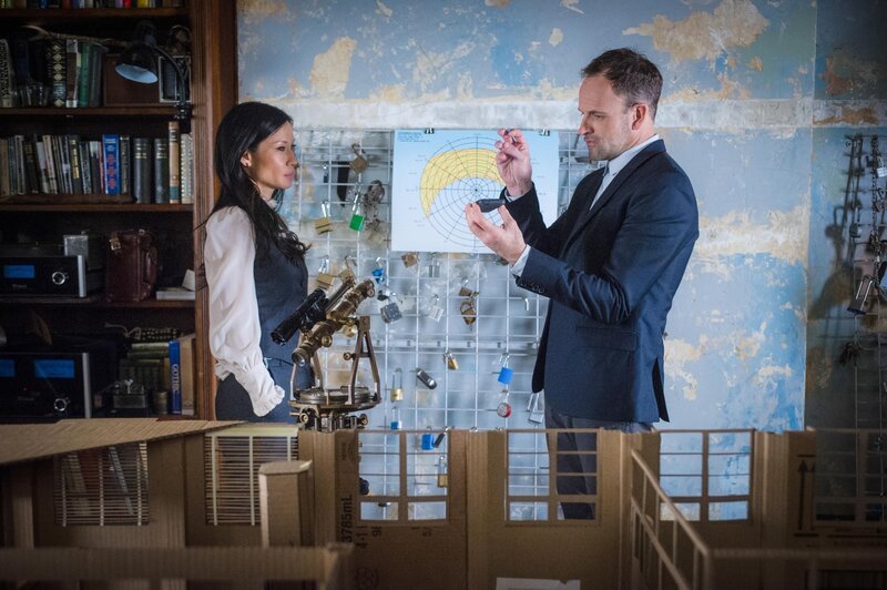 (v.l.n.r.) Dr. Watson (Lucy Liu); Sherlock Holmes (Jonny Lee Miller) – Bild: CBS Broadcasting, Inc. /​ Jeff Neira