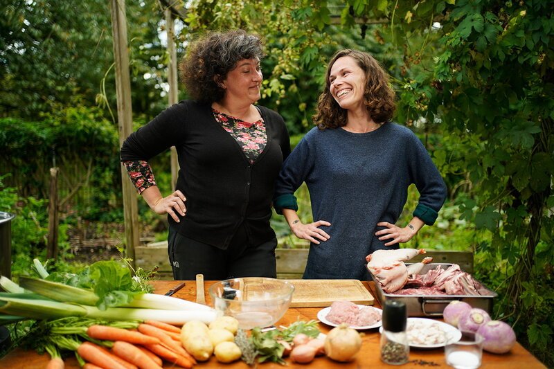 Zu Tisch Paris – Frankreich. Julie-Lou Dubreuil und Rose Lebescond kochen ein Pot-au-feu. – Bild: SRF1