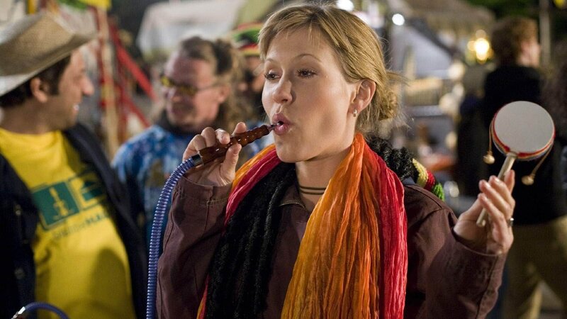 Alex (Wolke Hegenbarth) entdeckt auf dem Festival schwer bekifft eine ganz neue Welt. – Bild: MG RTL D /​ Guido Engels