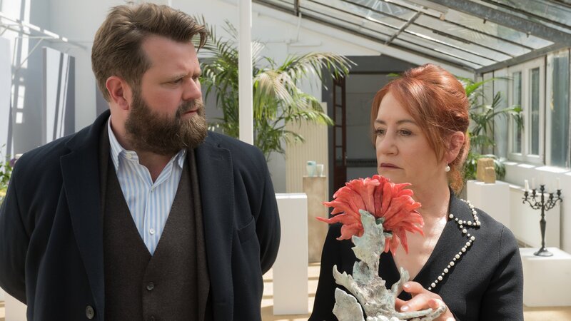 Eine Dahlie ist das Herzstück der Ausstellung – Anwalt Benni Hornberg (Antoine Monot, Jr., l.) im Gespräch mit seiner Mandantin Marianne Geiger (Ulrike Krumbiegel, r.). – Bild: ZDF