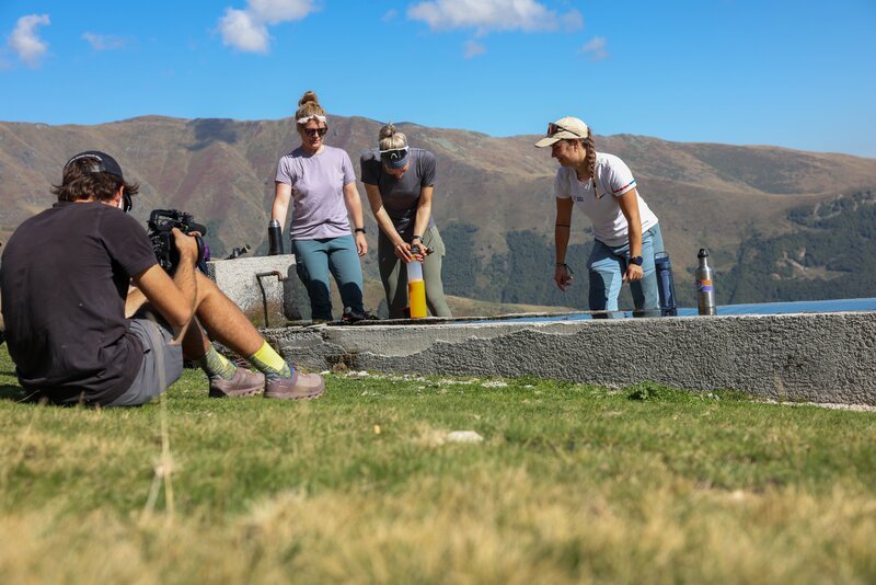Für die Dokuserie wurden die Bergfreundinnen auf ihrer Reise von einem Kamerateam begleitet. – Bild: Luis Vojtechovsky /​ BR