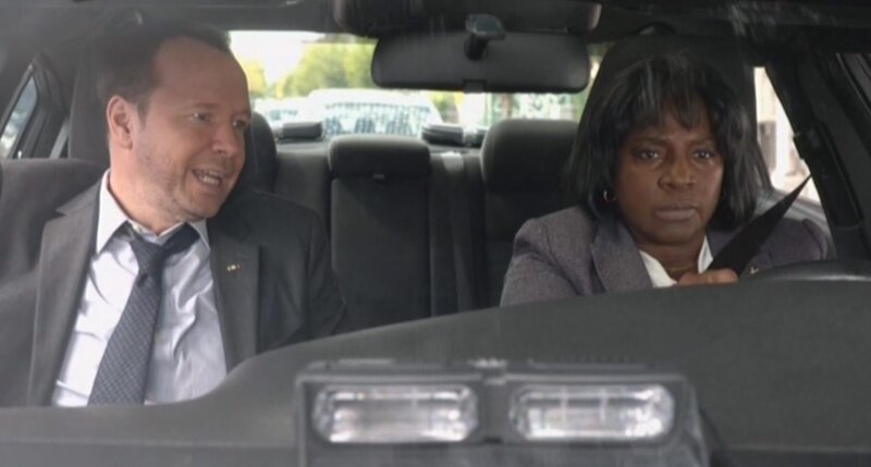 Während die beiden Hitzköpfe Detective Reagan (Donnie Wahlberg, l.) und seine Vorgesetze Carver (LaTanya Richardson, r.) gemeinsam auf Tour sind, fallen plötzlich Schüsse. Jetzt müssen sie wohl oder übel kooperieren und vor allem äußerst schnell die richtige Entscheidung treffen … – Bild: CBS Broadcasting Inc.