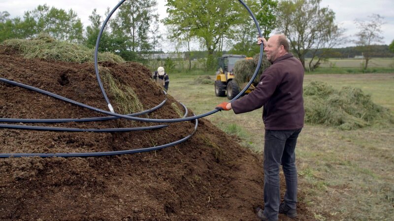 Gerd Wiese baut eine Kompostdusche. – Bild: NDR/​Pier 53 Filmproduktion
