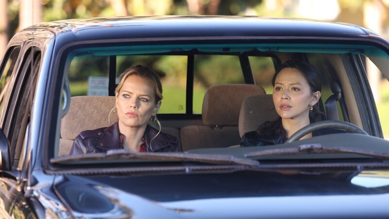Isabel Bradford (Mircea Monroe, l.) und Lucy Chen (Melissa O’Neil, r.) observieren die zu rettende Person aus einem Auto heraus. Währenddessen befragt Lucy Isabel zu ihrer Vergangenheit als Undercover-Agentin. – Bild: ZDF und Raymond Liu