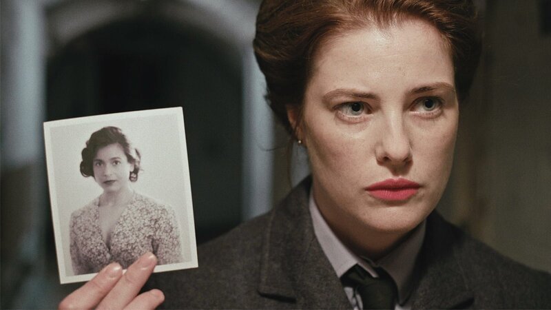 Vera Atkins (Sian Altman) zeigt Franz Berg (Max Cavenham) ein Bild von Noor Inayat Khan (Kat Kumar). – Bild: A+E NETWORKS