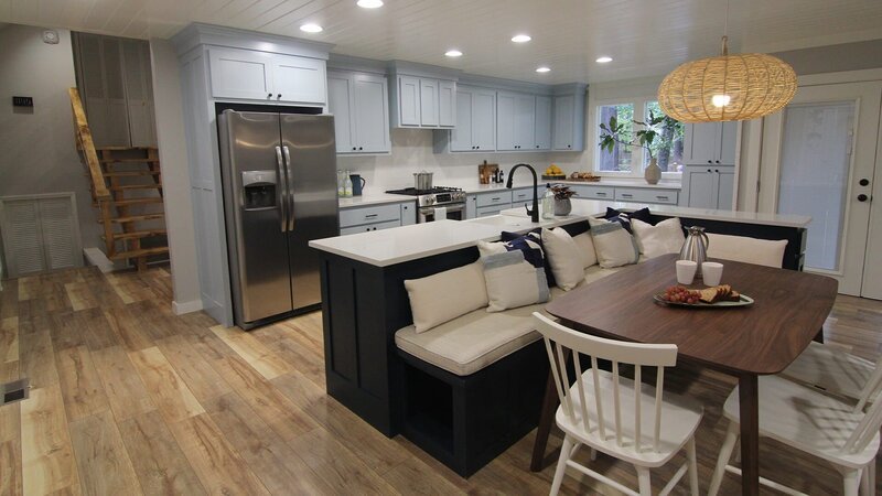 Jenny und Dave werden von Familie Smallridge gerufen, die bald ihr zweites Kind erwarten. Das Haus aus den 70er-Jahren soll kindgerecht umgebaut werden und mehr Wohlfühlatmosphäre versprühen. Die Experten schaffen eine offene, luftige Küche, neue Kinderzimmer und einen beneidenswerten Hinterhof mit Spielplatz. – Bild: HGTV