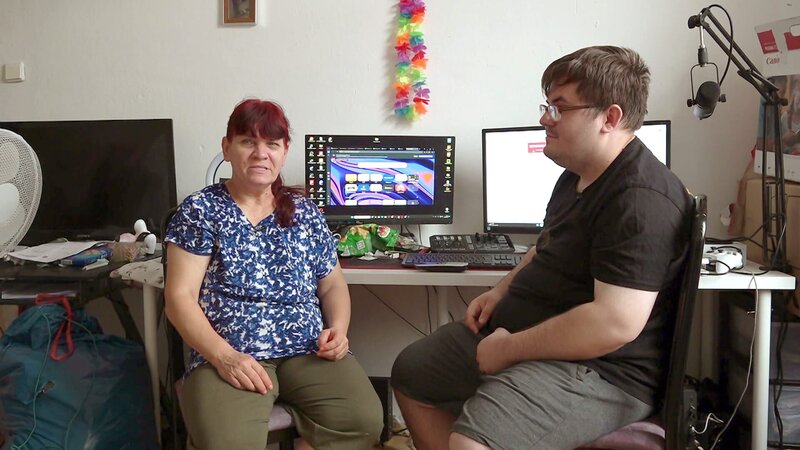 Petra und Sohn Pascal müssen sich um ein paar bürokratische Angelegenheiten kümmern, um weiterhin als TikToker Geld verdienen zu können. – Bild: RTL Zwei