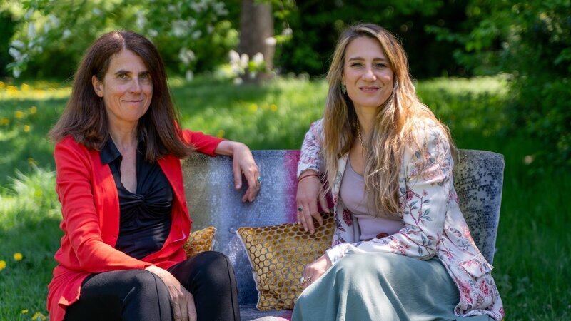 Wie schafft man es, dass die Sexualität in langen Partnerschaften prickelnd und am Laufen bleibt? Dieser Frage geht Biologin Jasmina Neudecker (r.) mit der Sexualtherapeutin Heike Melzer (l.) in München nach. – Bild: ZDF und Dave Powell