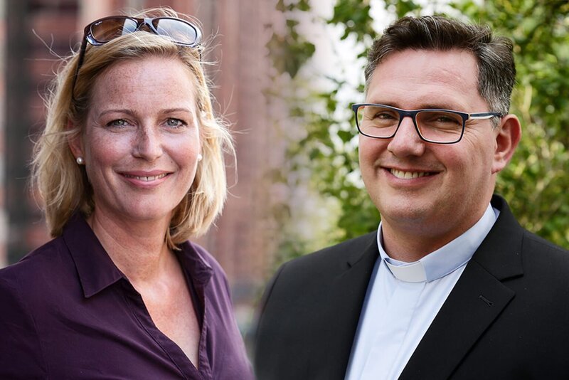 (v.l.n.r.) Julia Scherf (evangelische Kirche) und Pastor Lukas Rüdiger (katholische Kirche) – Bild: SAT.1 Lizenzbild frei
