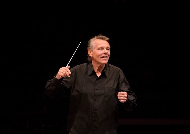 Das Symphonieorchester des Bayerischen Rundfunks spielt unter der Leitung von Mariss Jansons im hochbarocken Raum der Basilika des Zisterzienserklosters in Waldsassen. – Bild: Peter Meisel /​ BR
