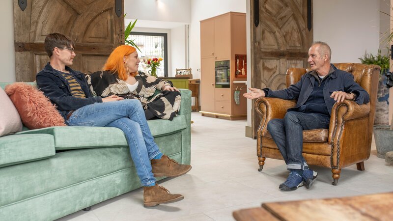 Jonny (l.) mit Kara (m.) und Kevin McCloud (r.) – Bild: RTL