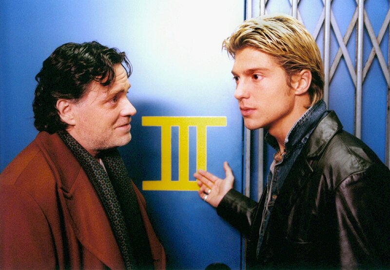 MDR Fernsehen IN ALLER FREUNDSCHAFT FOLGE 98, „Der Goldene Käfig“. Der Manager Christian Satorius akzeptiert stillschweigend, dass sein Musiker Sebastian Deyle unter Bulemie leidet. – Bild: MDR/​Laue