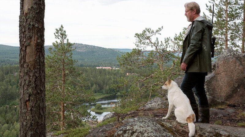 Stockholmer Ex-Kommissar Erik Bäckström (Rolf Lassgård) will sich in seiner nordschwedischen Heimat zur Ruhe setzen. – Bild: ARD Degeto/​ITV Global entertainment/​Oscar Lovnér