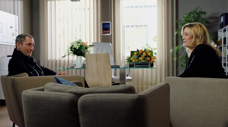 Sarah Marquardt bekommt überraschend Besuch von Richard Noll, der ein tolles Angebot dabei hat. – Bild: MDR/​Saxonia Media Filmproduktion/​Kiss