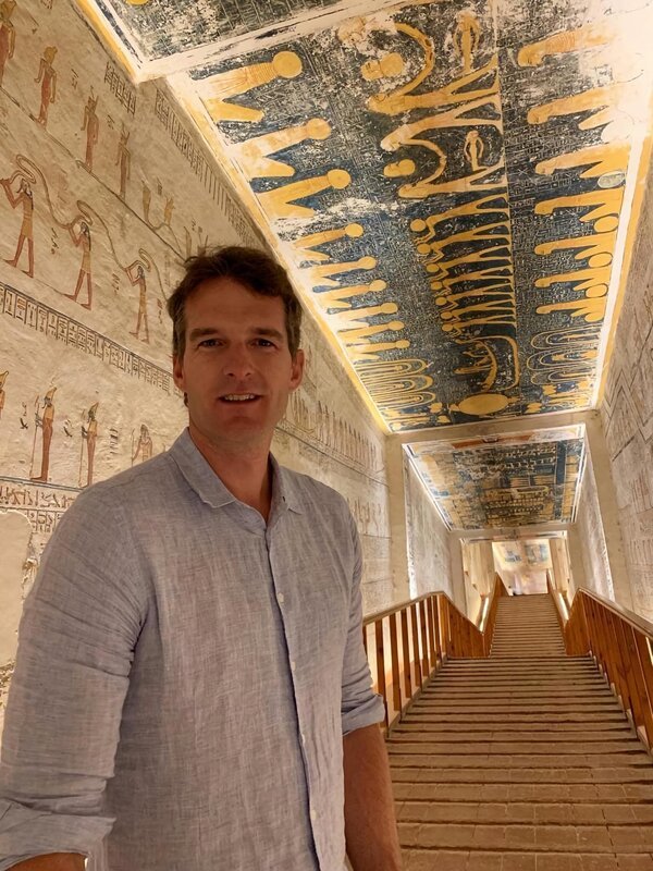 Historiker Dan Snow im Grab von Ramses V im Tal der Könige. – Bild: BR/​Voltage TV/​Jamie Simpson