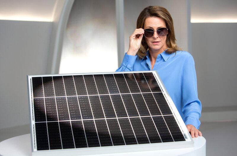 Unter Laborbedingungen wurde der Wirkungsgrad von Solarzellen auf 30 Prozent erhöht. Sogenannte Perowskite könnten den Solarmodulmarkt revolutionieren, da sie weniger Energie für die Herstellung benötigen und kostengünstiger in der Massenproduktion sind. Wie das genau funktioniert und weshalb eine Kombination aus unterschiedlichen Materialen bisher am erfolgreichsten abschneidet, zeigt Anja Reschke in „Wissen vor acht – Zukunft“. – Bild: ARD/​Michael Boehme