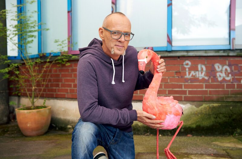 Millionen von Zoobesuchern fragen sich immer wieder: Wie schaffen es Flamingos eigentlich, stundenlang auf einem Bein zu stehen? Thomas D kennt die Antwort, bei „Wissen vor acht – Natur“. – Bild: ARD/​Melanie Grande