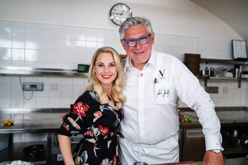 Silvia Schneider mit Christian Domschitz, Chef de Cuisine des Restaurant Vestibül im Wiener Burgtheater. – Bild: ORF/Silvia Schneider GmbH/Simeon Baker Silvia Schneider mit Christian Domschitz, Chef de Cuisine des Restaurant Vestibül im Wiener Burgtheater. – Bild: ORF/Silvia Schneider GmbH/Simeon Baker