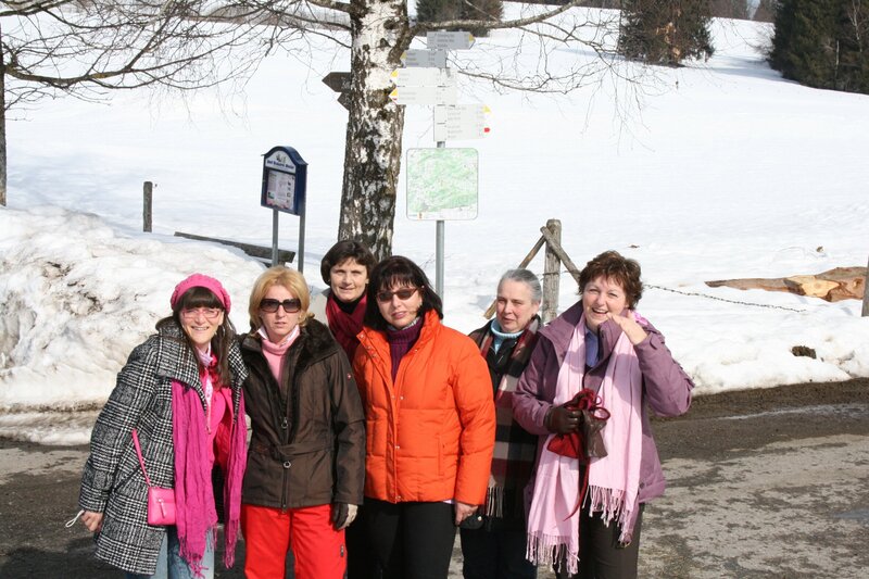Auch für einen gemeinsamen Ausflug in den Schnee ist Zeit. – Bild: BR/​megaherz gmbh