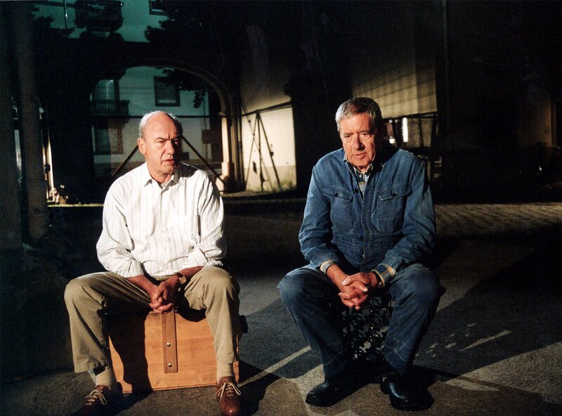 Bienzle (Dietz-Werner Steck) hat Kurt Wetzel (Wolff Lindner,re.) im nächtlichen Hinterhof aufgestöbert. Wetzel vertraut ihm seine Sorgen um seine Tochter an. – Bild: SWR/​Schweigert